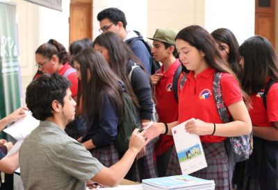 Algunos alumnos del Instituto Cumbres de Cóndores Oriente (Renca), inscribiéndose en los talleres. 