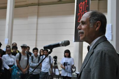 Juan Cortés, Vicerrector de Asuntos Estudiantiles y Comunitarios, motivando a los alumnos. 