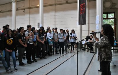 Maribel Mora, Directora de la Oficina de Equidad e Inclusión, dando la bienvenida a los estudiantes. 