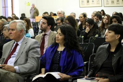 El lanzamiento convocó a más de 80 personas en la Sala Eloísa Díaz de la Casa Central de la U. de Chile.