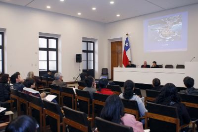 La primera mesa sobre "Fabricar libros" abordó la producción de este objeto en torno a la memoria del poder. 