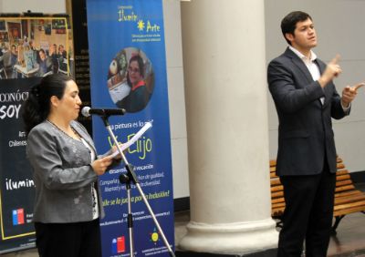 Maribel Mora Curriao, directora de la Oficina de Equidad e Inclusión, inaugurando la jornada, la cual contó con intérprete de lengua de señas en todo su desarrollo.