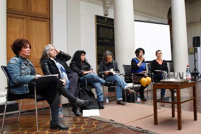 Margarita Bustos, Odile Kennel, Nadia Prado, Elvira Hernández y Verónica Jiménez, participaron del encuentro "Nábila Riffo Ni una Menos".