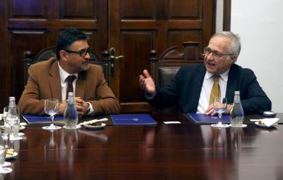 El vicerrector de Investigación y Desarrollo, Flavio Salazar, y el director de Relaciones Internacionales de nuestro plantel, Eduardo Vera, participaron de la cita en Casa Central. 