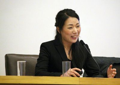 Un hito de la bienvenida fue la presentación de Yuriko Matsumiya, la primera estudiante del primer doctorado conjunto que la U. de Chile impulsa con una institución de educación superior extranjera.