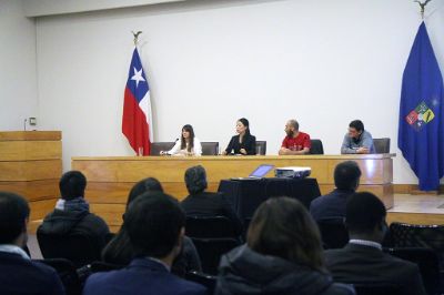 Al final de la actividad, estudiantes de programas de doctorado de FCFM, Campus Sur y Medicina compartieron con los nuevos integrantes su experiencia en la Universidad y principales consejos.