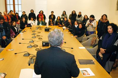 Alrededor de medio centenar de académicas de diferentes unidades llegó hasta Casa Central para presentar el documento.