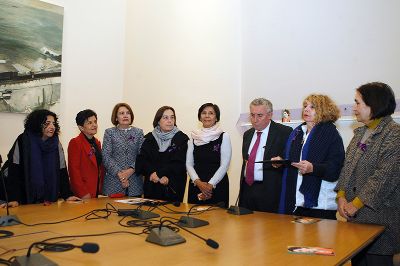 En "Manifiesto y propuestas de igualdad de Género de las académicas de la U. de Chile", las profesoras plantean diversas propuestas y demandas en la materia.