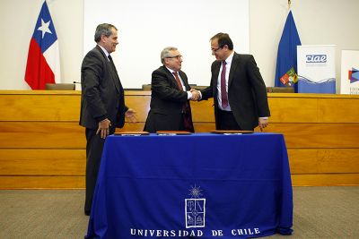 Ennio Vivaldi y Harald Beyer, firmaron un convenio para traspasar dicha plataforma a la Dirección Nacional de Educación Pública.