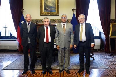 En este encuentro, se abordó la posibilidad de generar mayores vínculos entre la Casa de Bello y la Universidad Autónoma de Santo Domingo, plantel público que alberga a cerca de 200 mil estudiantes.