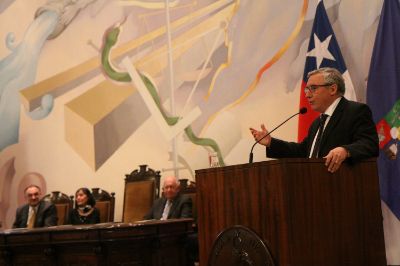 El Rector Ennio Vivaldi destacó la labor que realizan los ingenieros forestales y la Facultad de Ciencias Forestales y de la Conservación de la Naturaleza en la restauración de ecosistemas dañados.