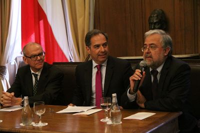 Los profesores Han Moshage (U. de Groningen), Miguel O'Ryan (U. de Chile) y el decano Manuel Kukuljan, quienes participaron en la jornada.