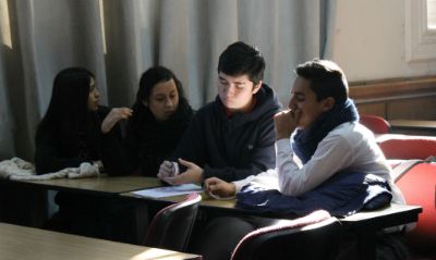 Ponerse de acuerdo y tomar decisiones en grupo fue parte del ejercicio que hicieron los estudiantes en el talller