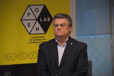 El Director de Innovación Abierta de Aceleradora Litoral, Daniel Scacchi, dictó una charla en OpenBeauchef como un primer paso del trabajo conjunto entre la U. de Chile y la UNL.