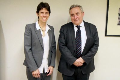 La abogada Suzanne Goldberg tuvo una reunión con el rector de la U. de Chile y otras autoridades, donde habló de su experiencia en la oficina de Vida Universitaria de la Universidad de Columbia.