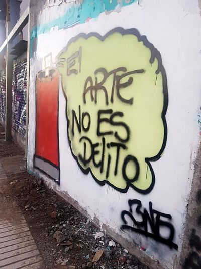 "El arte no es delito", versa un rayado en la comuna de Renca. 