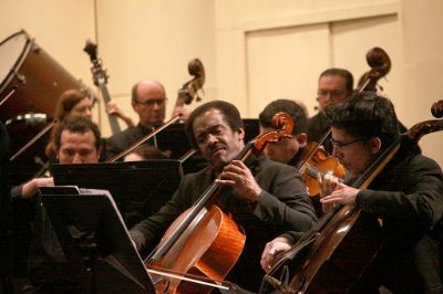 La Orquesta Sinfónica Nacional de Chile interpretó el movimiento "Marte, el portador de la guerra" al inicio de la charla. 