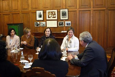 Previo al encuentro con la comunidad universitaria, desarrollado en la Facultad de Arquitectura y Urbanismo, al Rector recibió a la profesora Ulate en un saludo protocolar.