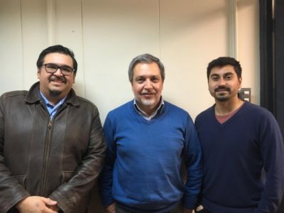 De izquierda a derecha, el Dr. Víctor Neira, Dr. José Pizarro y Dr. Juan Mena, integrantes del equipo investigativo y del Laboratorio de Virologia Animal - FAVET.