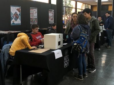 La mesa de votación de estudiantes de la Facultad de Arquitectura y Urbanismo en uno de los momentos de mayor concurrencia.