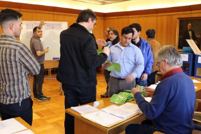 Con mucho interés se siguió el conteo de votos en las mesas de académicos en la Facultad de Ciencias Físicas y Matemáticas.