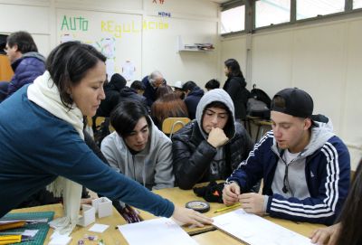 Mónica Bustos, arquitecta del INVI y parte de Mi Camino Profesional, estructuró el taller pensando en los requerimientos de los y las estudiantes. 