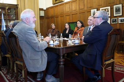 La directora del IEI, Dorotea López, destacó que el "debate sobre los temas fundamentales para el desarrollo de un país" son parte de los ejes estratégicos del Instituto.