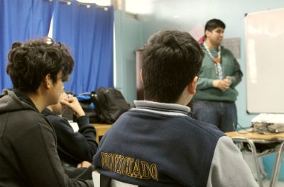 Jorge Caroca, conversando con estudiantes de primero medio del Liceo Ciudad de Brasilia.