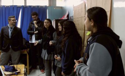 Estudiantes del Liceo Ciudad de Brasilia presentando resultados de la actividad durante el taller de cambio climático