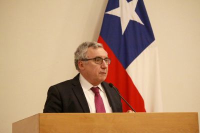 El Rector de la U. de Chile, Ennio Vivaldi, cerró el encuentro destacando los insumos y la información presentada por la profesora Buquet.