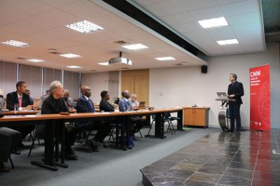 Alejandro Maass, director del CMM, recibió a la delegación formada por autoridades de organismos universitarios y de formación botsuanos.