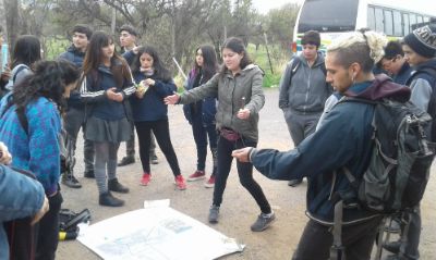 Sofía Vásquez y Fabiola Alarcón, realizado talleres de reconocimiento de topografía, fauna y flora local con estudiantes PACE-UCH del Liceo Ciudad de Brasilia