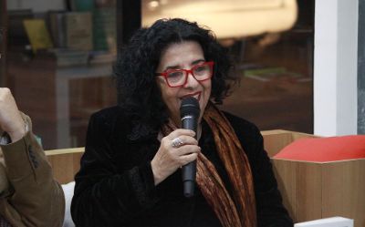 La vicerrectora de Extensión y Comunicaciones y Premio Nacional de Periodismo 2007, Faride Zeran, presentó este martes 28 de agosto en la librería Gonzalo Rojas.