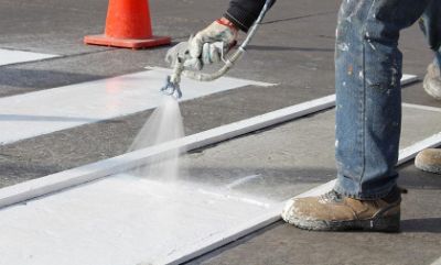 Cerca de 10 mil toneladas de plumavit se generan en Chile anualmente. Este material, no biodegradable, está siendo transformado en pintura por las egresadas Cristina Acuña y Constanza Cifuentes.