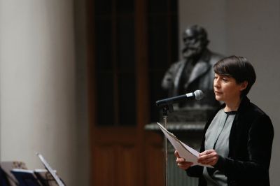 Alejandra Araya, directora del Archivo Central Andrés Bello (ACAB), en la inauguración del evento.