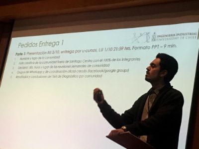 Franco Vargas, profesor asistente del curso,  explicando  la primera entrega a los estudiantes. 