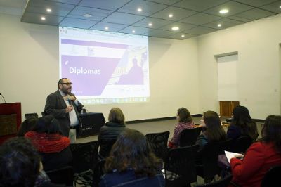 Como una experiencia inédita en Iberoamérica por muchas razones, calificó el académico y coordinador del programa FES-UChile, Oscar Jerez, esta primera versión de los diplomados.