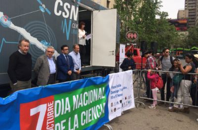 Autoridades en discurso inaugural de la primera celebración del Día Nacional de la Ciencia, la Tecnología, el Conocimiento y la Innovación.