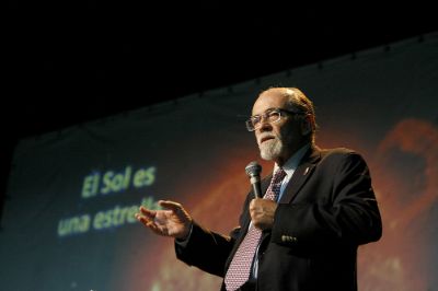 José Maza, profesor del Departamento de Astronomía de la de la Facultad de Ciencias Físicas y Matemáticas.