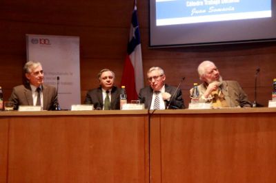 En la ceremonia participaron el Rector Ennio Vivaldi, Juan Somavía, el director regional de la OIT, Fabio Bertranou, la directora del IEI Dorotea López, y el decano de Derecho Pablo Ruiz-Tagle.