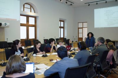 Vicerrectora de Extensión y Comunicaciones, Faride Zeran, dando palabras de inicio a la reunión de Extensión.