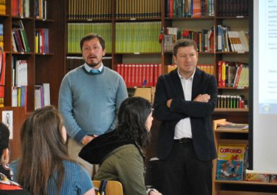 Johny Matus, director del  Instituto Cumbre de Cóndores Oriente; y Fabián Retamal, coordinador del área de enseñanza media del PACE UCH, dando la bienvenida. 