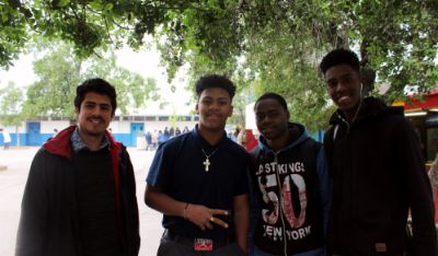 Nicolás Peña, Encargado de Proyectos Participativos y Aprendizaje Basado en Servicios, junto a estudiantes del Liceo Profesora Gladys Valenzuela