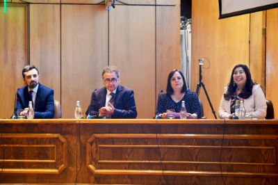 Rodrigo Donoso de SISIB; Rafael Epstein, Prorrector U. de Chile; Gabriela Ortúzar, directora de SISIB y Karen Jara, presidenta de la Comisión de Directores de Bibliotecas del CRUCH 