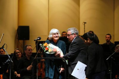 En la gala de aniversario se entregó la distinción medalla rectoral a la bailarina y ex académica de la U. de Chile, Joan Turner de Jara.