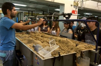 Los y las estudiantes pudieron conocer los laboratorios de hidráulica de la Facultad de Ciencias Físicas y Matemáticas.