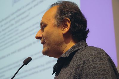 El académico de la Facultad de Ciencias de la U. de Chile y director del Centro de Gerociencia, Salud Mental y Metabolismo (Gero Chile), Christian González.