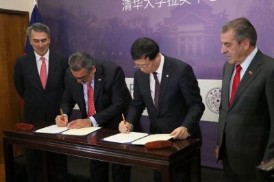 La Universidad de Tsinghua junto al Grupo Luksic firmaron este jueves un convenio para la instalación del primer centro para América Latina de dicha casa de estudios en Santiago.