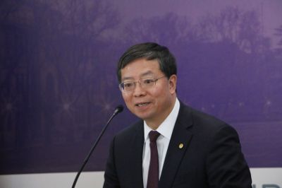 El rector de la Universidad de Tsinghua, doctor Qiu Yong, destacó la buena relación de su institución con las universidades chilenas y planteó que juntas deben enfrentar los desafíos del siglo XXI.