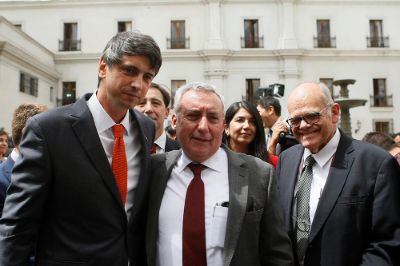 "El nuevo ministro es un académico destacado con el sello de nuestra Universidad", afirmó el Rector Vivaldi, en la fotografía junto al profesor Jorge Allende.